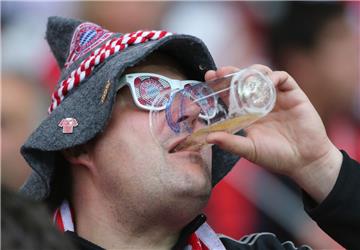 Wenn Fußball-Fans für ihre Getränke mit einer Bezahlkarte berappen müssen, scheinen einige Bundesliga-Klubs ein gutes Geschäft zu machen.
