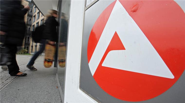 Staat spart Milliarden durch Sanktionen bei Hartz IV Wenn Hartz-IV-Empfänger nicht zu Terminen erscheinen oder Jobangebote nicht annehmen, können sie bestraft werden. Ihre Leistungen werden dann reduziert. Der Staat spart dadurch Milliarden.