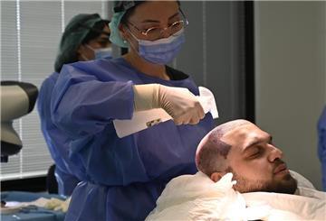 ein Mann wird auf eine Haartransplantation vorbereitet