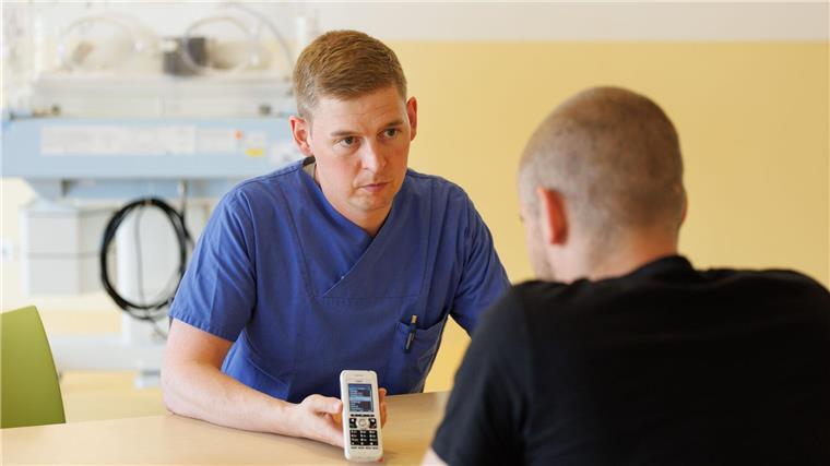 Eine Telefonnummer für schnelle Hilfe bei Sprachproblemen Wenn Kinder ins Krankenhaus müssen, deren Eltern nicht Deutsch sprechen, wird es für alle Beteiligten schwierig. Kinderarzt Florian Bärtling nutzt einen Telefondolmetscherdienst des gemeinnützigen Unternehmens Triaphon.
