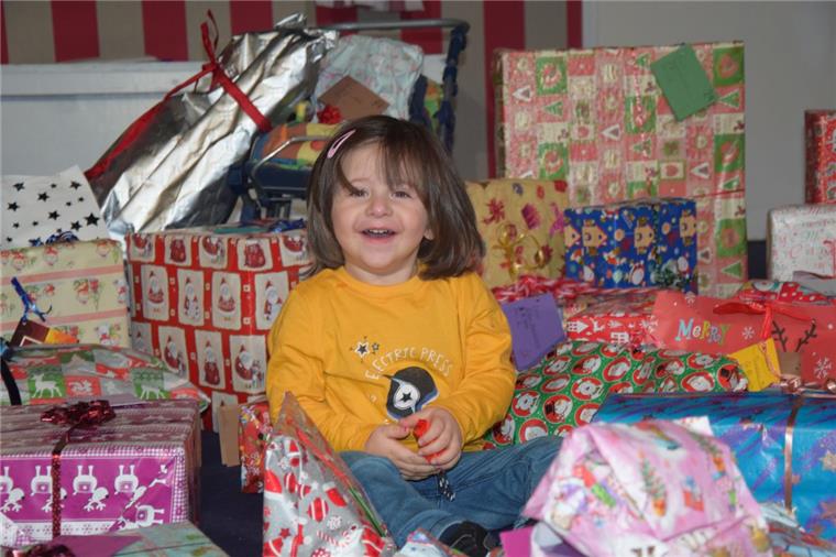 Wunschbaum-Aktion: Wesermärschler beschenken arme Kinder Wenn Kinderaugen strahlen: Der kleine Elias (2) konnte es kaum erwarten und mischte sich gleich zu Beginn mitten unter die Geschenke.
