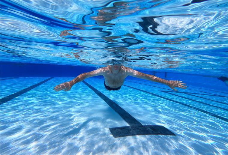 28 Frauen „oben ohne“ im Bremer Freibad sorgen für Polizeieinsatz Wenn Männer mit freiem Oberkörper ins Schwimmbad gehen, ist das vollkommen normal. Dieses Recht möchten die 28 Frauen auch für sich beanspruchen.