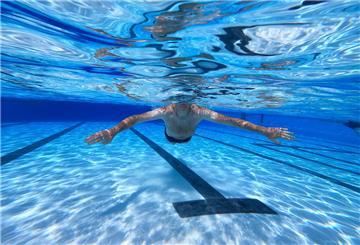 Wenn Männer mit freiem Oberkörper ins Schwimmbad gehen, ist das vollkommen normal. Dieses Recht möchten die 28 Frauen auch für sich beanspruchen.