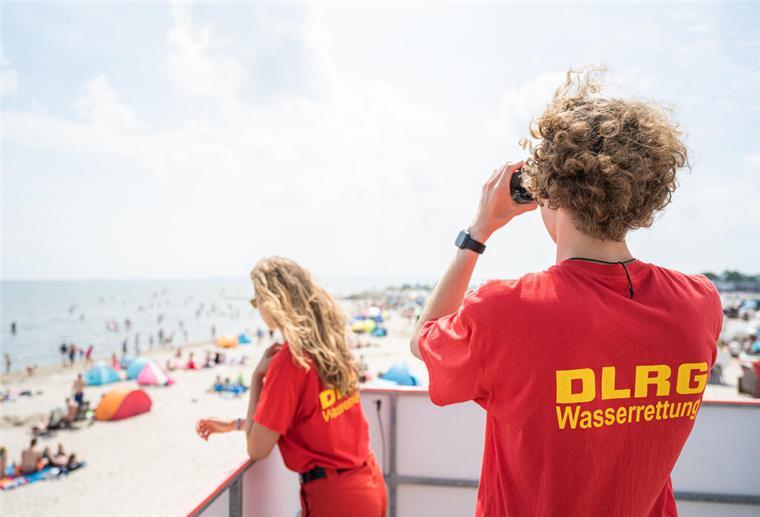 Wenn man allein für eine längere Strecke draußen schwimmen geht, sollte man jemanden, zum Beispiel Rettungsschwimmer, vorher informieren.
