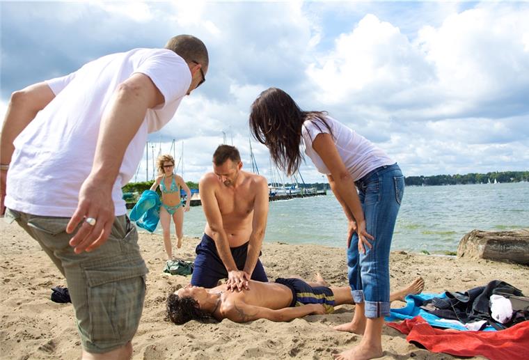 Erste Hilfe am Badesee kann Leben retten Wenn nach einem Badeunfall nicht sofort professionelle Hilfe verfügbar ist, sind beherzte Ersthelfer gefragt.