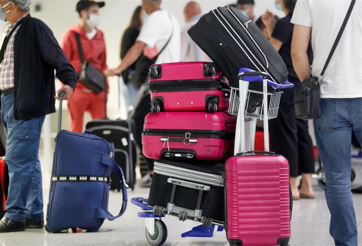 Sommerurlaub: Diese Tricks erleichtern das Kofferpacken Wenn nur das Gepäck nicht wäre: Das Herumschleppen der Koffer gehört zu den nervigen Seiten der Reiserei.