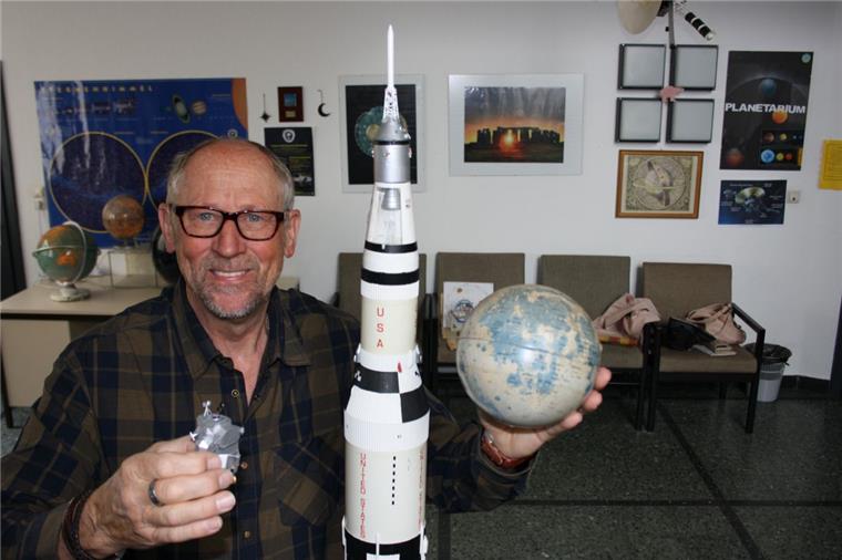 Bremerhaven: Sternfreunde feiern 50. Jahrestag der Mondlandung Wenn Rolf Schäfer vom Weltall, von der Mondlandung und von Meteoriten spricht, ist er in seinem Element. Mit seiner ansteckenden Begeisterung und seinen Vergleichen aus dem Alltag macht er den Sternenhimmel auch für Laien verständlich. Hier zeigt er ein maßstabsgetreues Modell der Mondrakete Saturn V und das von ihr ins All beförderte Raumschiff, die „Columbia“.