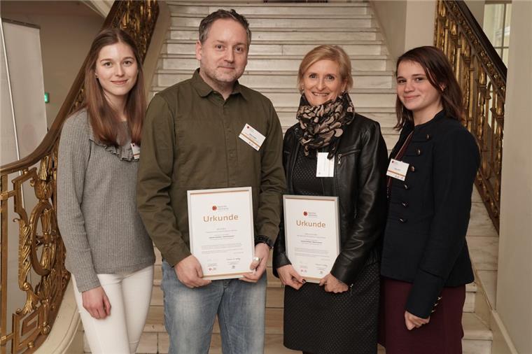 Beste Lehrerin Deutschlands: So erlebte Andrea Passchier die Preisverleihung Wenn Schüler Lehrer auszeichnen, in dieser Kategorie hat Andrea Passchier (2. v. r.) von der BBS Schiffdorf nämlich den Deutschen Lehrerpreis gewonnen, dann darf auch eine Schülerin nicht fehlen, Lisa Indorf (r.) begleitete ihre Lehrerin. Zu sehen ist auch Lehrer Jens Krohn aus Hannover mit Lara Meier.