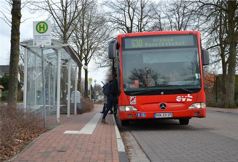 Am Wochenende jede Stunde ein Bus nach Bremen Ein Bus der Linie 630 Zeven-Bremen hält am Busbahnhof in Tarmstedt.