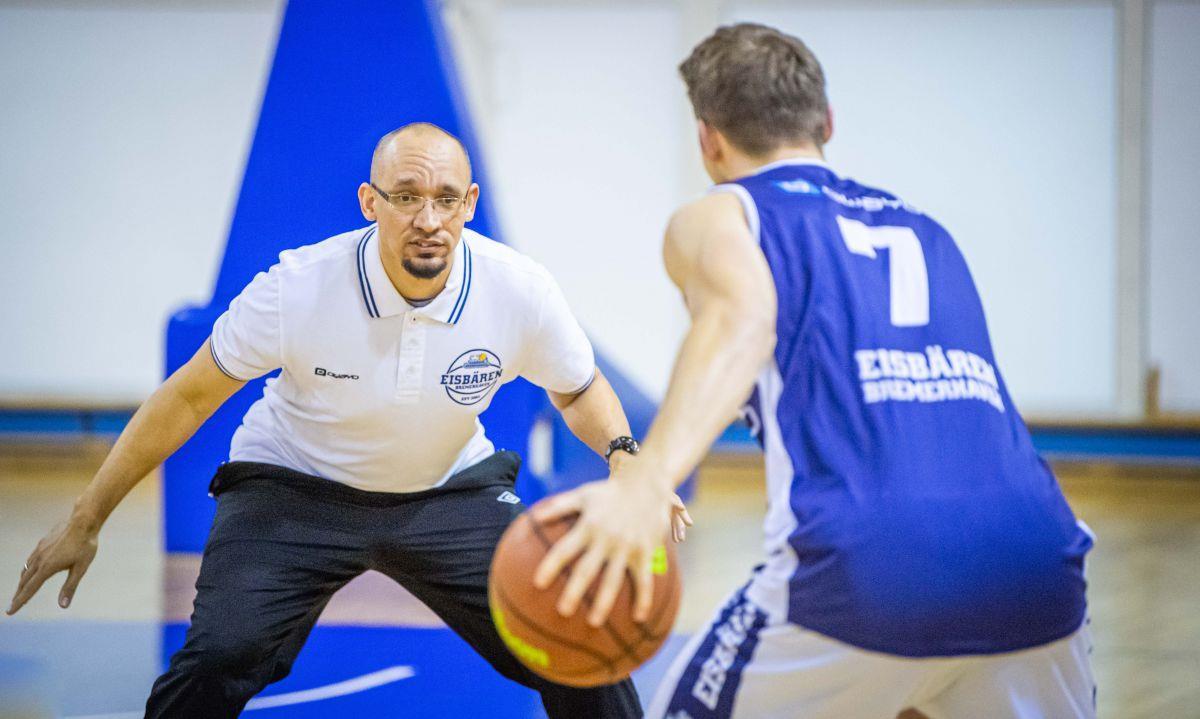Wenn Spieler es wünschen, bekommen sie auch Einzeltraining bei Allen Ray Smith. Der Assistenztrainer der Eisbären sieht das als wichtigen Teil seiner Arbeit an. 