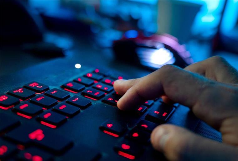 Cyberangriff auf das Konto: So handelt ihr richtig und schnell Ein Mann tippt auf einer Tastatur
