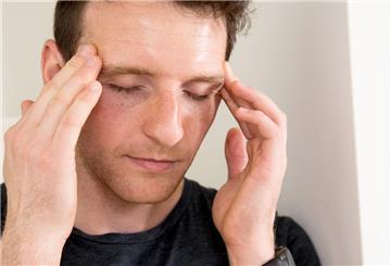 Wenn zu Kopfschmerzen noch Symptome wie Übelkeit oder Lichtempfindlichkeit dazukommen, deutet das auf eine Migräneattacke hin.