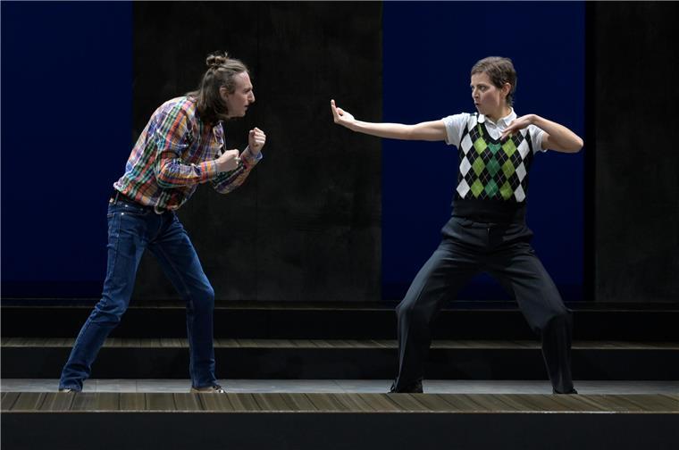 Premiere am Stadttheater Bremerhaven: Komödien-Spaß mit Schuhplattler und Grütze Wenn zwei „Männer“ miteinander boxen, wird's mitreißend komisch: Silvester (Alexander Smirzitz) kämpft gegen seinen vermeintlichen Rivalen, Beatrix in Männerkleidung (Julia Lindhorst-Apfelthaler).