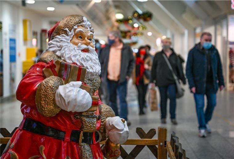Lieferketten-Chaos vor Weihnachten Ein Weihnachtsmann als Figur.