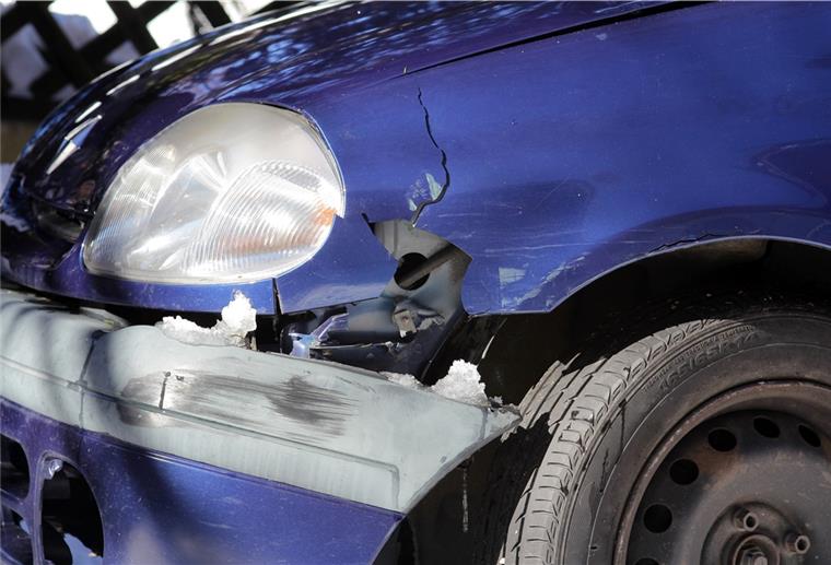 Wer am Mittwochmorgen auf einem Parkplatz an der Schiffdorfer Chaussee geparkt hat, und jetzt einen Schaden an seinem blauten Auto festgestellt hat, soll sich bei der Polizei melden.