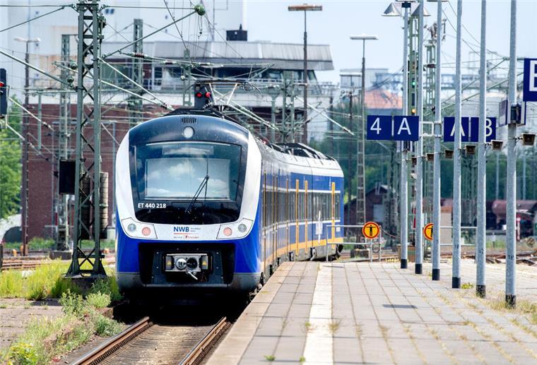 Freimarkt und Bundesliga: Am Samstag wird es enger in den Zügen Eine Regio-S-Bahn der NordWestBahn verlässt den Hauptbahnhof in Fahrtrichtung Bremen.