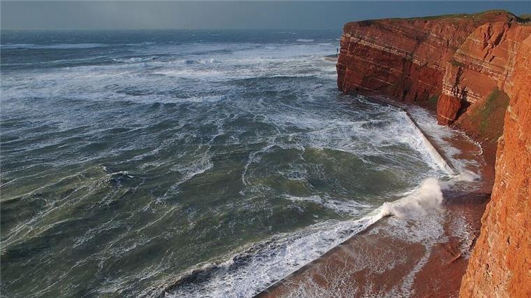 Die Westklippen von Helgoland bei Sturm.