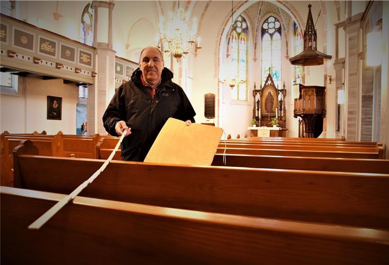 Weihnachten: Diese Regeln gelten bei Gottesdiensten in Butjadingen Wer an Heiligabend und Weihnachten mit der Familie in die Kirche geht, muss zu anderen Gruppen Abstand halten. Burhaves Pastor Klaus Braje veranschaulicht dies mit einem Zollstock.