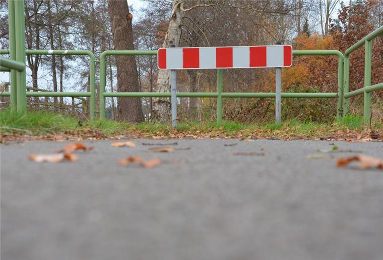 Wer auf dem Rad aus Otterstedt kommend nach Dipshorn fahren will,dem steht an der Kreisgrenze diese Sperre im Weg. Der Fahrradweg endet im Nichts.