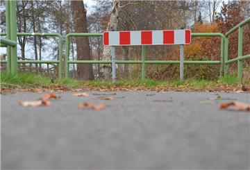 Wer auf dem Rad aus Otterstedt kommend nach Dipshorn fahren will,dem steht an der Kreisgrenze diese Sperre im Weg. Der Fahrradweg endet im Nichts.