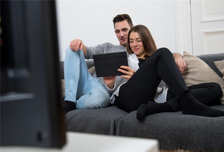Stromsparen: Serien und Filme auf kleineren Geräten streamen Wer auf dem Tablet statt dem Fernseher Serien streamt, spart Strom.