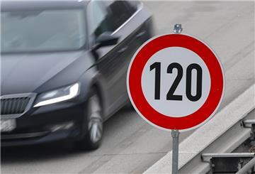 Auf der Autobahn steht ein Schild zur Höchstgeschwindigkeit von 120 Stundenkilometern