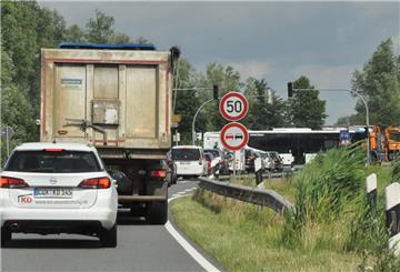 Wer auf der B 212 im Bereich Ellwürden unterwegs ist, sollte mehr Zeit einplanen. Durch Arbeiten der Straßenmeisterei wird der Verkehrsfluss erheblich ausgebremst. 