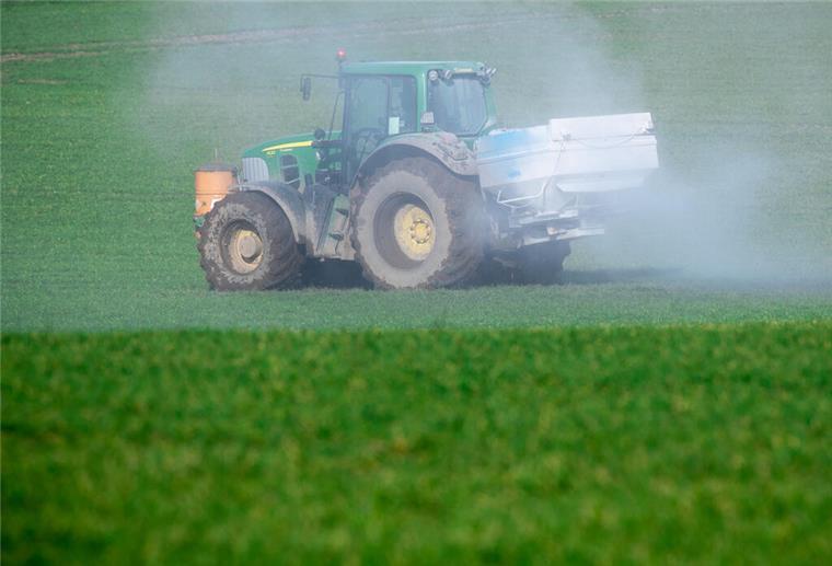 Landwirte bekommen Zahlungen für Pflanzenschutz-Verzicht Wer auf Gewässerrandstreifen und in Wasserschutzgebieten auf Pflanzenschutzmittel und Düngung verzichtet hat, kann mit Nachzahlungen rechnen.