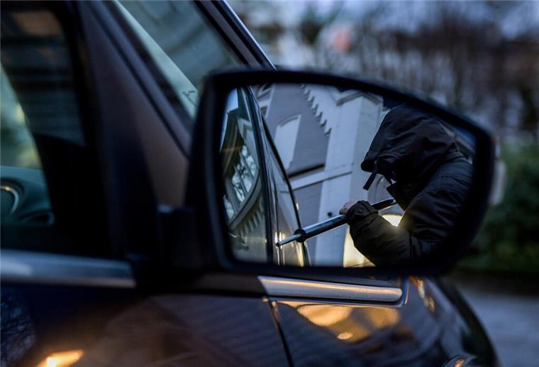 Autodiebstahl verhindern: Mit diesen Maßnahmen macht Ihr Eurer Auto sicherer Eine gestellte Szene: Ein Aufbruch, der kein Anfang ist - zumindest kein guter für den Besitzer eines gestohlenen Autos. Danach folgt viel Arbeit. Wer Auto und Schlüssel richtig sichert, macht es Dieben deutlich schwerer. Experten raten zu einer Kombination aus Technik und umsichtigem Verhalten.