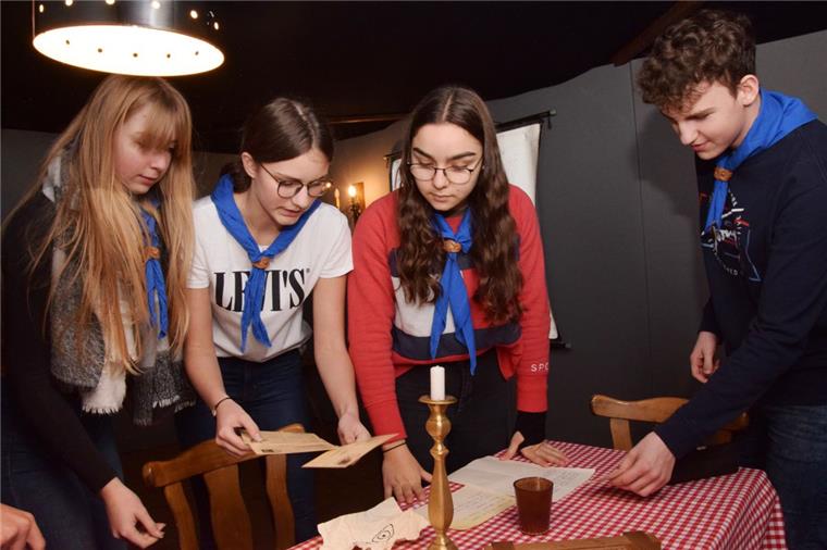 Rollenspiel in Nordenhamer Pfarrheim führt ins Jahr 1941 Wer bei dem Escape-Room-Spiel mitmacht, hat 60 Minuten Zeit, um ein Rätsel zu lösen. Im ganzen Raum sind Hinweise versteckt. Dabei schlüpft man in die Rolle von Pfadfindern – so wie hier im Bild die Klasse 10c des Gymnasiums Nordenham.