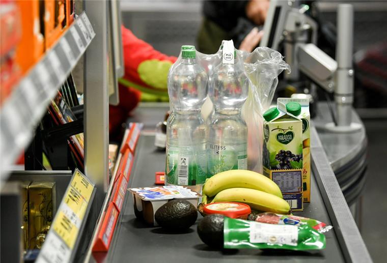 Verbraucherzentrale: Nutzer bezahlen Spar-Apps mit eigenen Daten Lebensmittel auf einem Band an der Supermarkt-Kasse