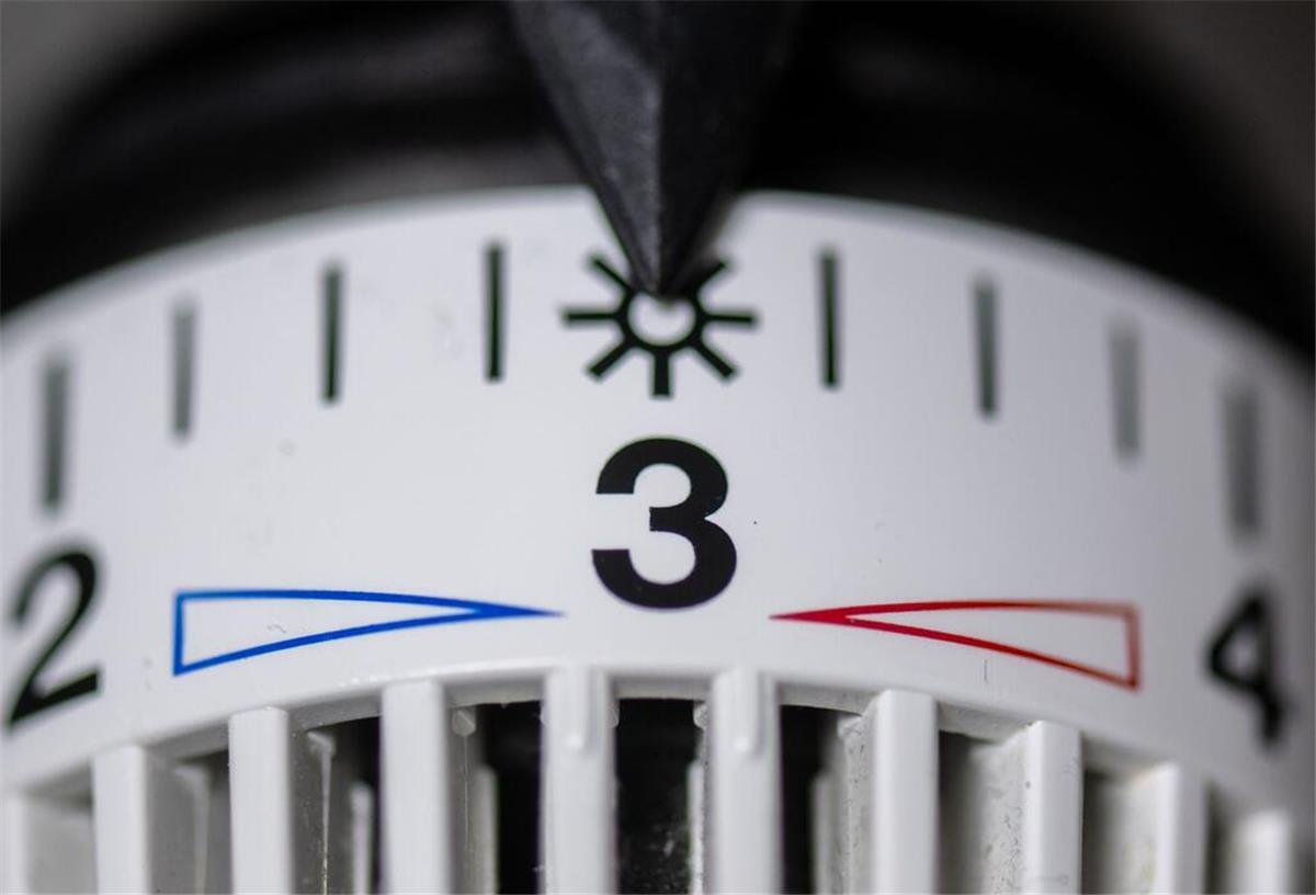 Der Thermostat an einem Heizkörper ist auf Stufe drei eingestellt. 