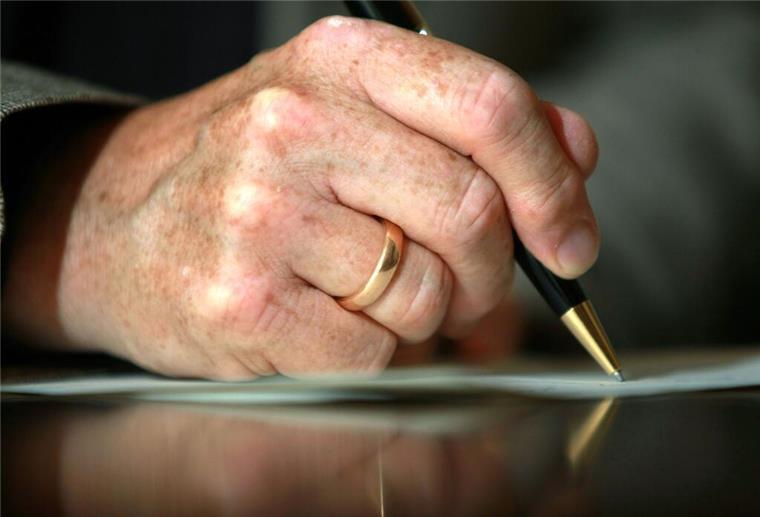 Testament ungültig: Ohne klare Unterschrift ist es nichtig Wer beim Testament nur eine Zeichnung statt einer Unterschrift nutzt, riskiert die Nichtigkeit.