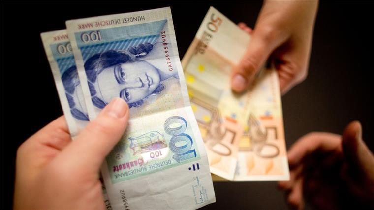 Bundesbank tauscht mehr als 5 Millionen D-Mark um Wer D-Mark zur Bundesbank bringt, erhält weiterhin Euro zum festgelegten Wechselkurs von 1,95583 zu 1. (Symbolbild)