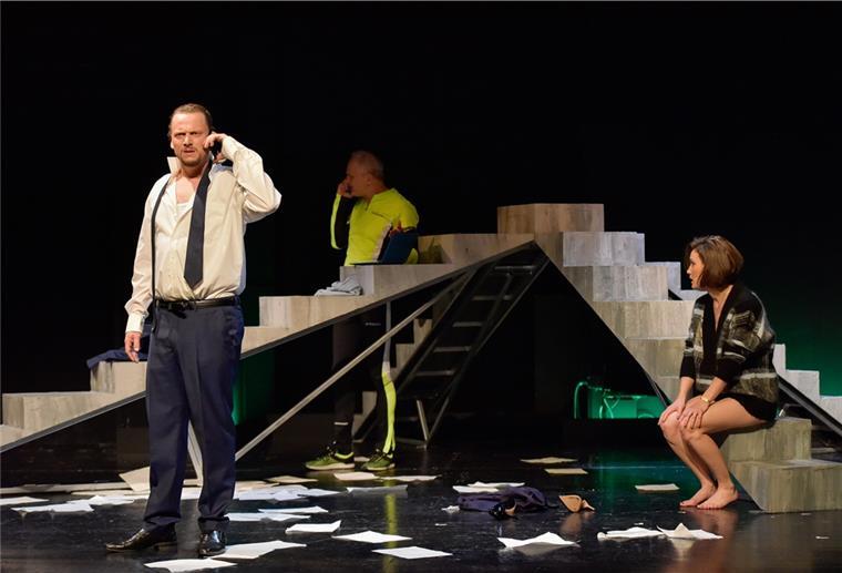 Bremerhaven: Bitterböse Kapitalismus-Satire im Kleinen Haus Wer darf die Karriereleiter raufsteigen, wem droht der Absturz? Öllers (Henning Bäcker), Niederländer (Kay Krause) und Bianca März (Constanze Rückert) liefern sich in „Zeit der Kannibalen“ im Kleinen Haus in Bremerhaven Wortgefechte am laufenden Band.