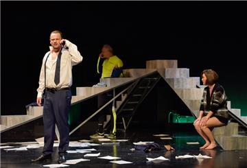 Wer darf die Karriereleiter raufsteigen, wem droht der Absturz? Öllers (Henning Bäcker), Niederländer (Kay Krause) und Bianca März (Constanze Rückert) liefern sich in „Zeit der Kannibalen“ im Kleinen Haus in Bremerhaven Wortgefechte am laufenden Band.