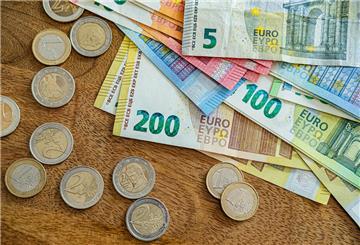 Geld liegen auf einem Tisch, Scheine und Münzen. Wer den Job wechselt, kann gehaltlich aufsteigen. Aber was, wenn man im selben Unternehmen mehr Geld verdienen will?