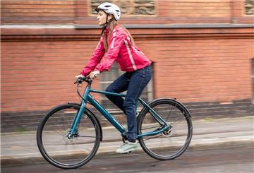 Eine Frau fährt Fahrrad.