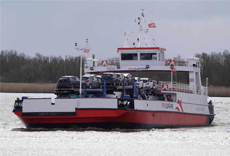 Lange Wartezeiten an Elbfähre drohen: Zufahrt wird erneuert Elbfähre