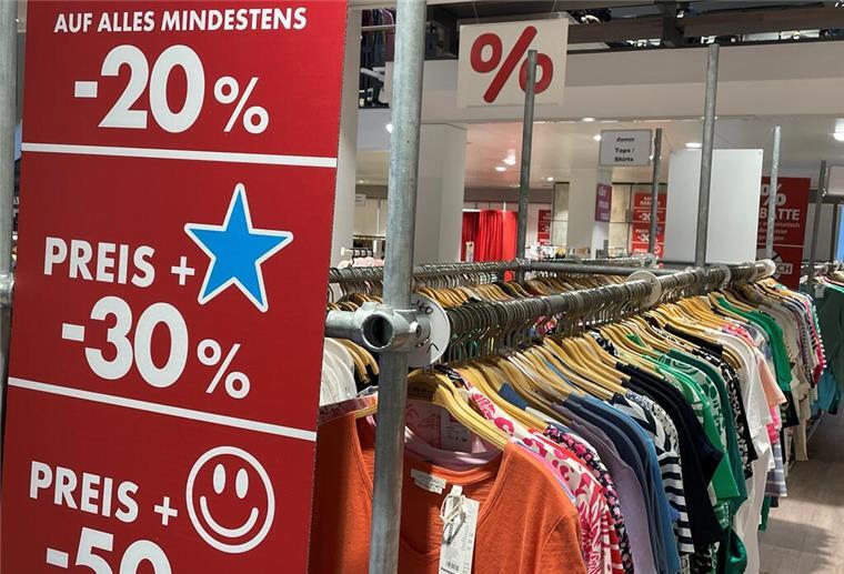 Räumungsverkauf im Modehaus Büsing Kleidung