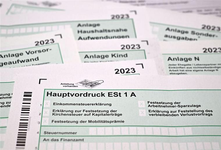 Zwangsgelder bei der Steuererklärung vermeiden - Fristen, die du kennen solltest Dokumente einer Steuererklärung