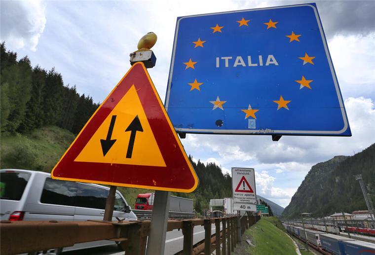 Diesel-Verbot in Italiens Urlaubsparadiesen Autos an der Grenze zu Italien.