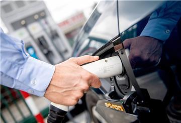 Wer ein E-Auto als Firmenwagen fährt, spart bei der Dienstwagensteuer. 