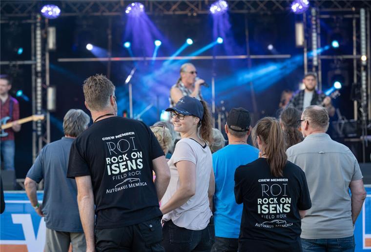 So lief der Start des Butjadinger Festivals „Rock on Isens“ Wer ein R.O.I.-Shirt trägt, gehört zur Crew. Beim nächsten Mal gibt es die Shirts vielleicht auch als Merchandising-Artikel.