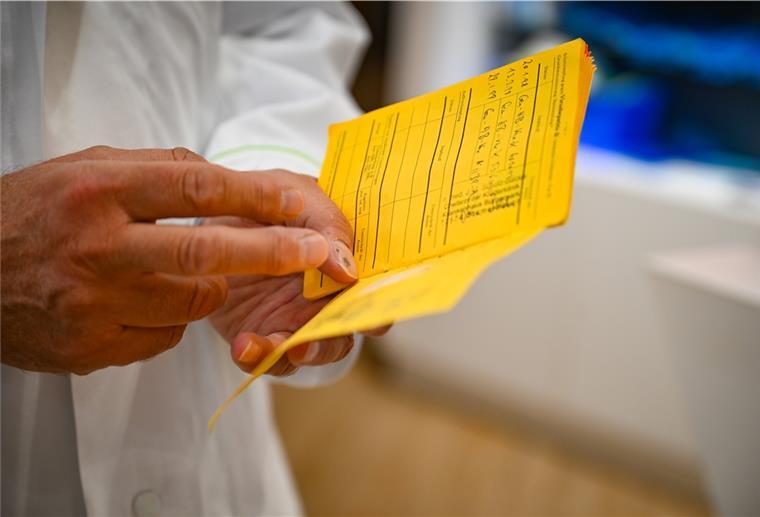 Hunderte Verfahren wegen mutmaßlicher Impfpass-Fälschungen Wer einen gefälschten Impfpass gebraucht, macht sich strafbar. Es drohen Strafen von bis zu fünf Jahren Haft.
