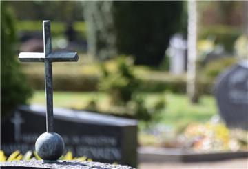 Friedhof mit Kreuz.
