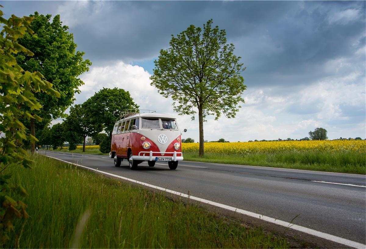 Wer einmal mit einem Bulli verreisen möchte, kann sich den Klassiker bei Volkswagen Nutzfahrzeuge mieten. 