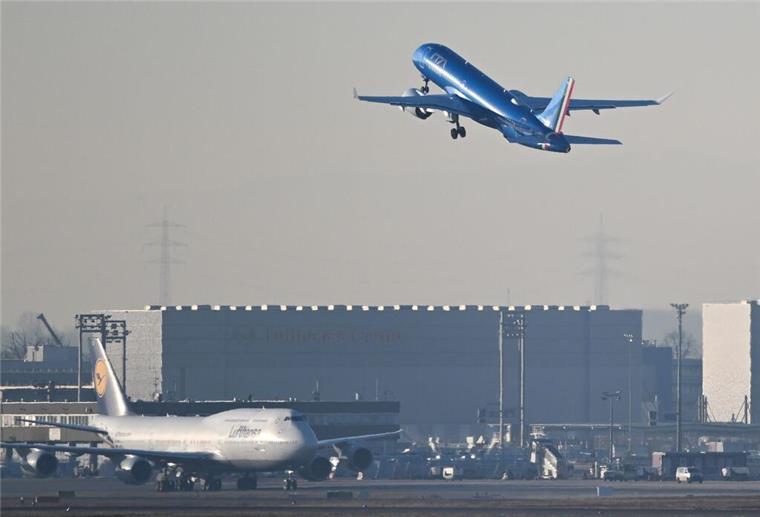 Diese Dinge sollten vor einem Flug unbedingt gecheckt werden Ein Flughafen ist zu sehen, ein Flugzeug startet gerade
