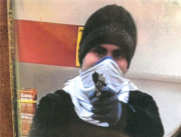 Bremen: Räuber überfällt Supermarkt - Polizei fahndet mit Fotos Wer erkennt diesen Räuber? Der Kriminelle hat am Samstag einen Supermarkt in Bremen-Huchting überfallen.