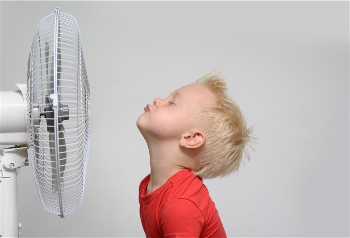 Wer es trotz Hitze draußen in seiner Wohnung angenehm kühl mag, kann mit einigen einfachen Tipps für erträgliche Temperaturen in den eigenen vier Wänden sorgen.